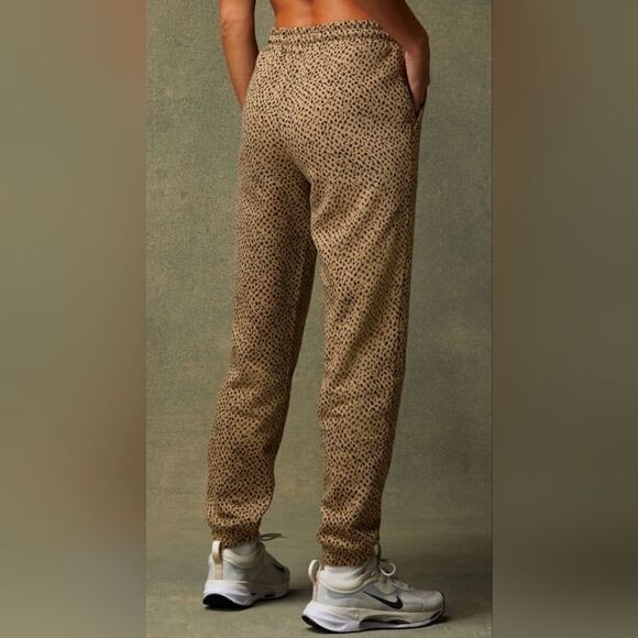 FABLETICS Cozy Fleece Go-To Sweatpant - Size Large - Picture 2 of 10